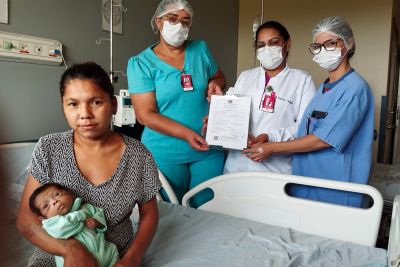 notícia: Bebê recebe certidão de nascimento após internação no Regional do Tapajós