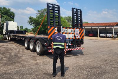 notícia: Sefa apreende um caminhão prancha no Araguaia