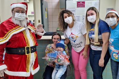 notícia: Papai Noel leva presentes e alegria a crianças no Hospital Regional do Baixo Amazonas