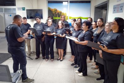 notícia: Coral de Natal leva esperança e alegria aos pacientes do Regional de Marabá