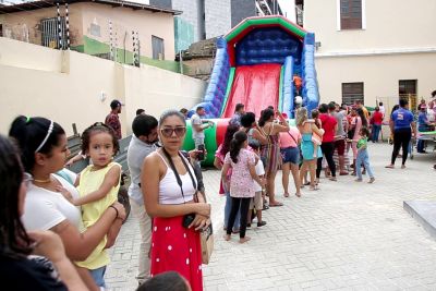 notícia: Creche Orlando Bitar realiza festa de Natal para crianças