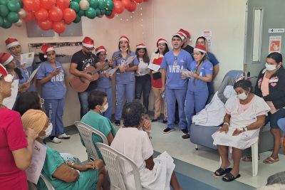 notícia: Colaboradores do HRBA levam magia do Natal aos pacientes