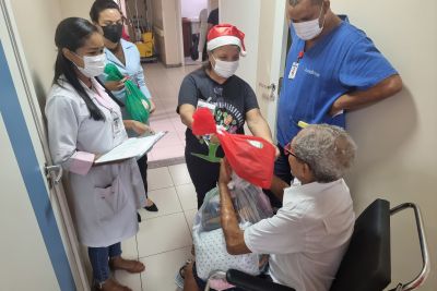 notícia: Pacientes internados do HJB recebem presentes de Natal