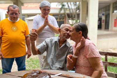 notícia: Projeto 'Comemorando com Alegria' celebra aniversário de usuários internados no HGT