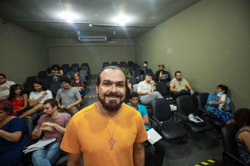 Alexandre Rosendo - ministrante da Oficina de Leitura Dramatizada da FCP <div class='credito_fotos'>Foto: Marcelo Lelis / Ag. Pará   |   <a href='/midias/2024/originais/18144_0331f72c-7b97-74a6-324b-9c9ad551c07b.jpg' download><i class='fa-solid fa-download'></i> Download</a></div>