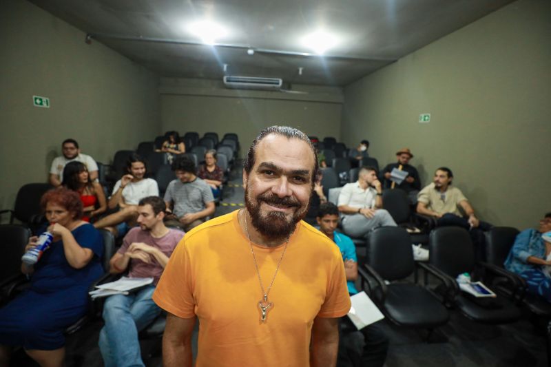 Alexandre Rosendo - ministrante da Oficina de Leitura Dramatizada da FCP <div class='credito_fotos'>Foto: Marcelo Lelis / Ag. Pará   |   <a href='/midias/2024/originais/18144_503e71e8-c5e6-2b53-f71a-198bd0236fb3.jpg' download><i class='fa-solid fa-download'></i> Download</a></div>