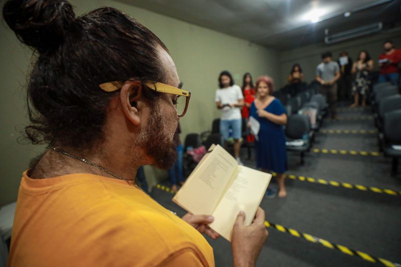 Alexandre Rosendo - ministrante da Oficina de Leitura Dramatizada da FCP <div class='credito_fotos'>Foto: Marcelo Lelis / Ag. Pará   |   <a href='/midias/2024/originais/18144_ca303c0e-f128-89d7-b8ca-689bf1c655f0.jpg' download><i class='fa-solid fa-download'></i> Download</a></div>