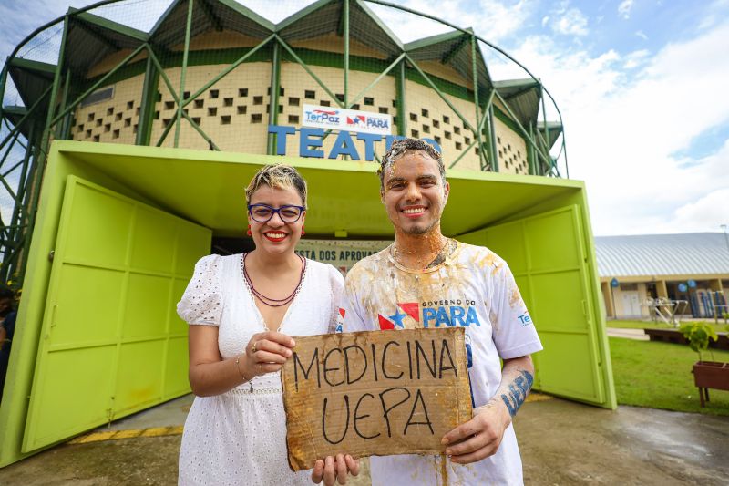 Davi dos Santos Ferreira e a professora Evileny Gonc¸alves: <div class='credito_fotos'>Foto: Rodrigo Pinheiro / Ag.Pará   |   <a href='/midias/2024/originais/18209_60041afe-f399-7282-4257-e83fb56013d4.jpg' download><i class='fa-solid fa-download'></i> Download</a></div>