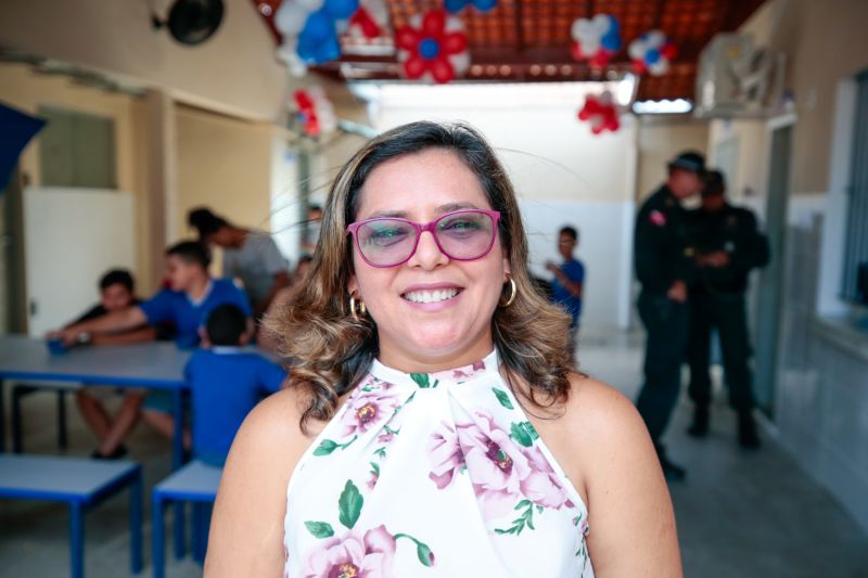 Dejane Arnaud, diretora escolar <div class='credito_fotos'>Foto: Marco Santos / Ag. Pará   |   <a href='/midias/2024/originais/18236_576477e8-8734-143f-41ff-fc123917ff6d.jpg' download><i class='fa-solid fa-download'></i> Download</a></div>