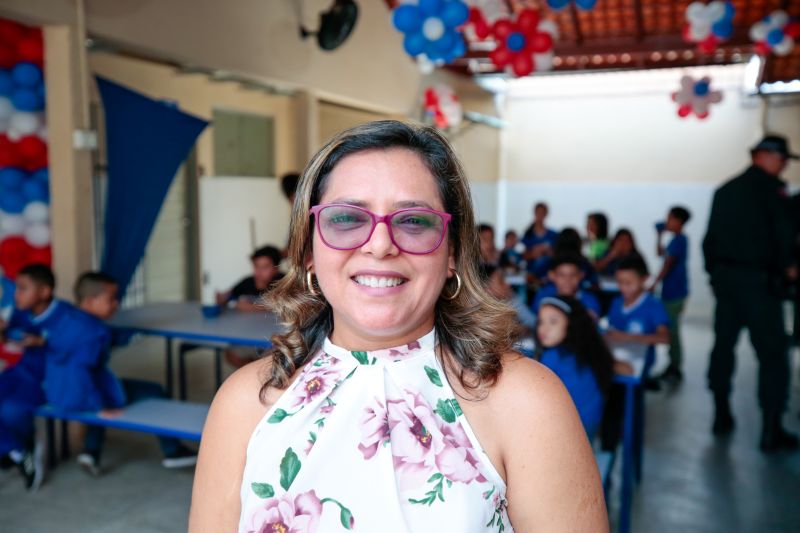 Dejane Arnaud, diretora escolar <div class='credito_fotos'>Foto: Marco Santos / Ag. Pará   |   <a href='/midias/2024/originais/18236_e016a613-adf7-d155-d6d8-c65071f00724.jpg' download><i class='fa-solid fa-download'></i> Download</a></div>