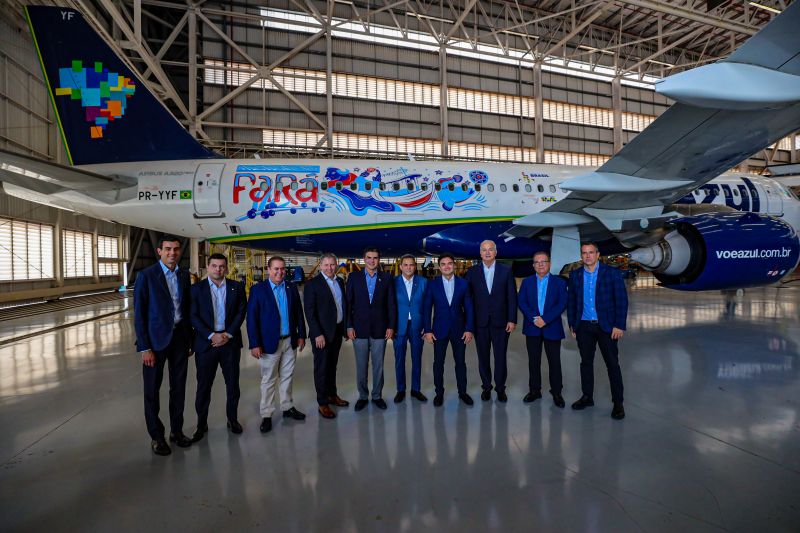 Helder Barbalho, John Rodgerson, Celso Sabino e outras autoridades no hangar da Azul, onde foram anunciados os novos voos