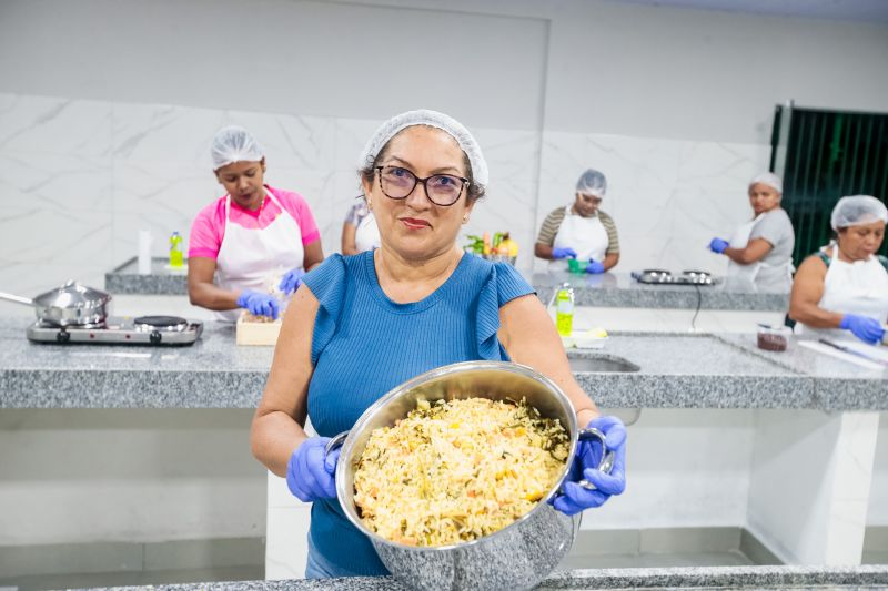 Iraneide Batista, instrutora do projeto cozinha escola