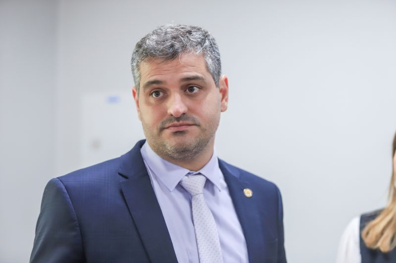 Ricardo Sefer, a procuradora-geral <div class='credito_fotos'>Foto: Bruno Cruz / Agência Pará   |   <a href='/midias/2024/originais/18863_a3d4b514-c8ba-5638-9f93-4d38f893844f.jpg' download><i class='fa-solid fa-download'></i> Download</a></div>