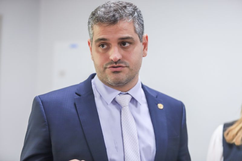 Ricardo Sefer, a procuradora-geral <div class='credito_fotos'>Foto: Bruno Cruz / Agência Pará   |   <a href='/midias/2024/originais/18863_f6255111-866f-b505-05cd-00e6e6180dd8.jpg' download><i class='fa-solid fa-download'></i> Download</a></div>