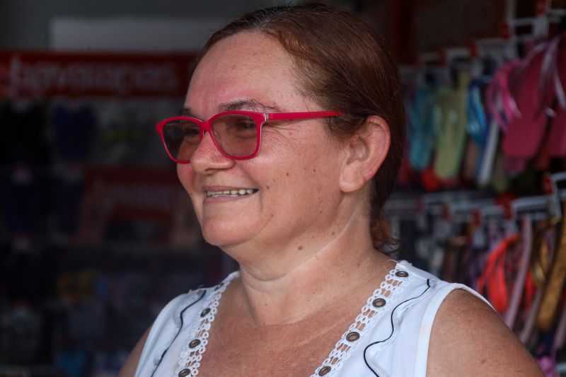 - Maria Souza - trabalha 6 anos no comércio do bairro , rua Tapajos, Marituba <div class='credito_fotos'>Foto: Bruno Cecim / Ag.Pará   |   <a href='/midias/2024/originais/19987_c681982d-e703-9857-36c5-e0950771edae.jpg' download><i class='fa-solid fa-download'></i> Download</a></div>