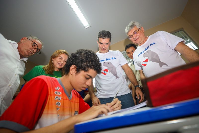 Agenda Gov PEIXE BOI - Fotos Pedro Guerreiro

PopulaÃ§Ã£o de Peixe-Boi comemora a entrega de nova escola Jonathas Pontes Athias <div class='credito_fotos'>Foto: Pedro Guerreiro / Ag. Pará   |   <a href='/midias/2024/originais/20066_61caf24c-4675-4999-6308-d3726728b7d5.jpg' download><i class='fa-solid fa-download'></i> Download</a></div>