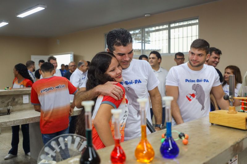 Agenda Gov PEIXE BOI - Fotos Pedro Guerreiro

PopulaÃ§Ã£o de Peixe-Boi comemora a entrega de nova escola Jonathas Pontes Athias <div class='credito_fotos'>Foto: Pedro Guerreiro / Ag. Pará   |   <a href='/midias/2024/originais/20066_89aaeaba-60e8-cd97-8d5f-ab2acc50522a.jpg' download><i class='fa-solid fa-download'></i> Download</a></div>