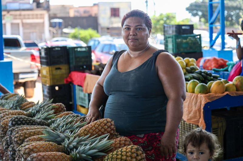 Feirante da feira da COHAB- Leomar  Evaristo Fernandes - agricultora <div class='credito_fotos'>Foto: Marco Santos / Ag. Pará   |   <a href='/midias/2024/originais/20278_535bc901-7ffd-b750-5a27-ff2032c1f005.jpg' download><i class='fa-solid fa-download'></i> Download</a></div>