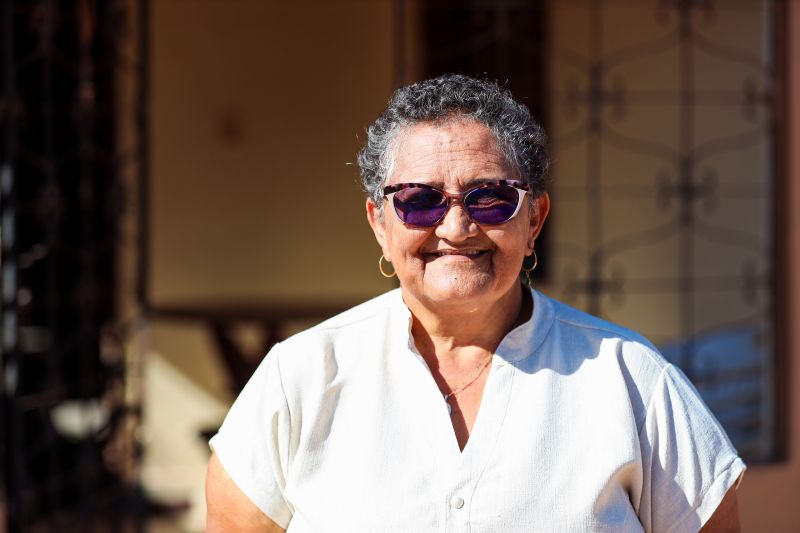 Raimunda Maria Lima, moradora beneficiada com o novo asfalto