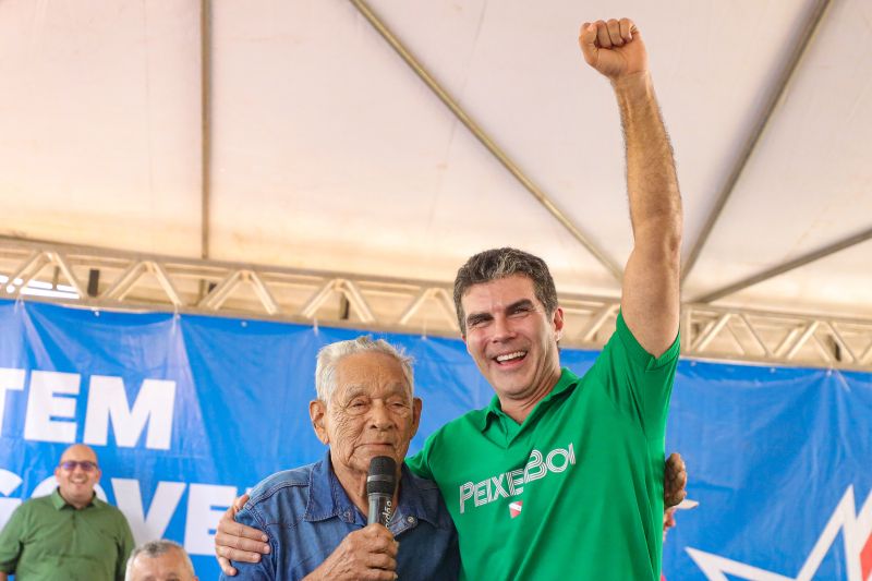 Governador Helder Barbalho e o sr João Bentes, morador mais antigo da Vila de  Tauarizinho <div class='credito_fotos'>Foto: Marcelo Lelis / Ag. Pará   |   <a href='/midias/2024/originais/20729_13193b7c-840a-3809-7577-660f8291ac2a.jpg' download><i class='fa-solid fa-download'></i> Download</a></div>