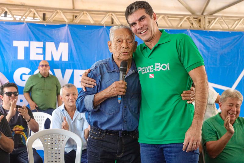 Governador Helder Barbalho e o sr João Bentes, morador mais antigo da Vila de  Tauarizinho <div class='credito_fotos'>Foto: Marcelo Lelis / Ag. Pará   |   <a href='/midias/2024/originais/20729_1ba3d766-131e-86e0-8568-41da14132cc2.jpg' download><i class='fa-solid fa-download'></i> Download</a></div>