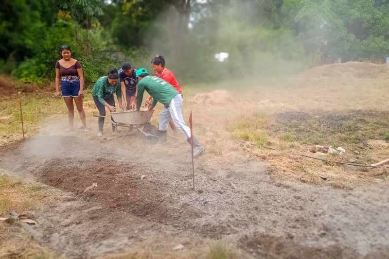 Matéria - Formação de agentes agroflorestais avança na Terra Indígena Alto Rio Guamá com foco em sustentabilidade

Fotos: DGBio/IDEFLOR-Bio/Divulgação


 <div class='credito_fotos'>Foto: ASCOM / IDEFLOR-BIO   |   <a href='/midias/2024/originais/20801_b42fc1b8-c318-92ce-8fc6-92be27c795a4.jpg' download><i class='fa-solid fa-download'></i> Download</a></div>