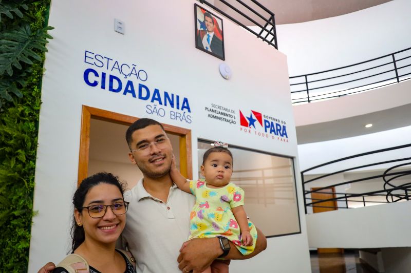 O casal Ted Júnior e Giulia Cordeiro com a filinha Helena que veio tirar seu primeiro RG <div class='credito_fotos'>Foto: Marcelo Lelis / Ag. Pará   |   <a href='/midias/2024/originais/21102_2155397c-260a-7c59-f230-131fffe271cd.jpg' download><i class='fa-solid fa-download'></i> Download</a></div>