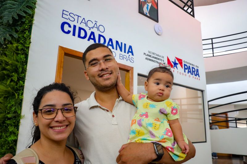 O casal Ted Júnior e Giulia Cordeiro com a filinha Helena que veio tirar seu primeiro RG