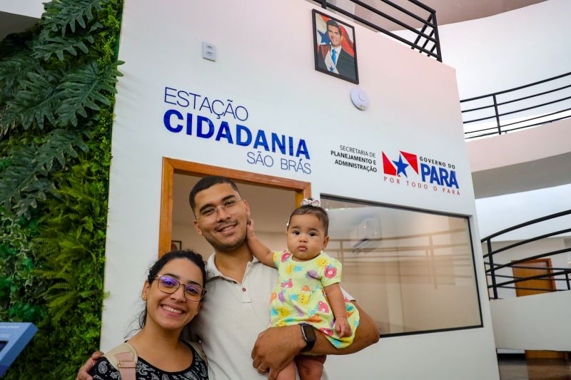 O casal Ted Júnior e Giulia Cordeiro com a filinha Helena que veio tirar seu primeiro RG <div class='credito_fotos'>Foto: Marcelo Lelis / Ag. Pará   |   <a href='/midias/2024/originais/21102_a8bd6c07-974c-005f-38d4-f7c14a2e7b6f.jpg' download><i class='fa-solid fa-download'></i> Download</a></div>