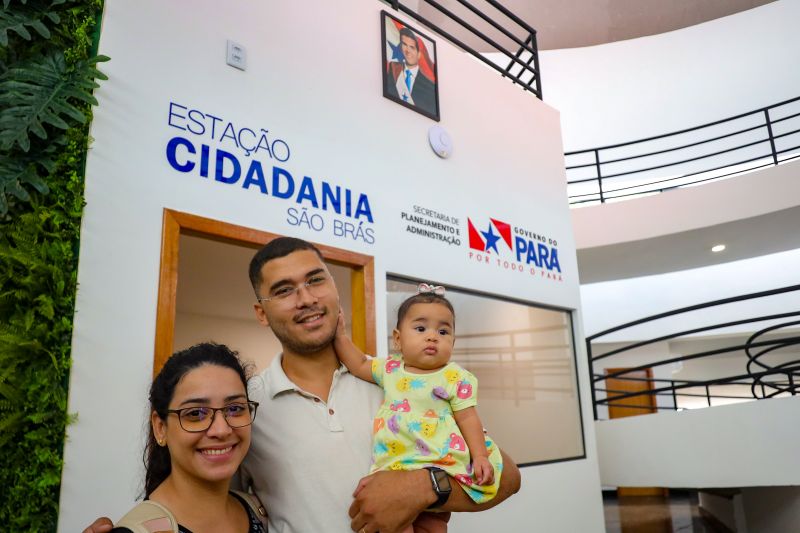 O casal Ted Júnior e Giulia Cordeiro com a filinha Helena que veio tirar seu primeiro RG <div class='credito_fotos'>Foto: Marcelo Lelis / Ag. Pará   |   <a href='/midias/2024/originais/21102_c0c15e51-c6ba-9aa8-541e-6ae555ffce47.jpg' download><i class='fa-solid fa-download'></i> Download</a></div>