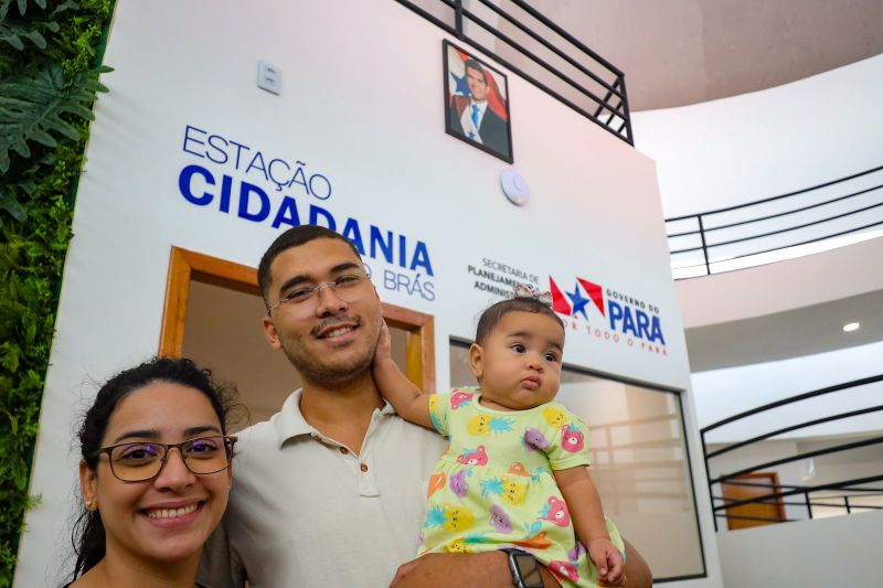 O casal Ted Júnior e Giulia Cordeiro com a filinha Helena que veio tirar seu primeiro RG <div class='credito_fotos'>Foto: Marcelo Lelis / Ag. Pará   |   <a href='/midias/2024/originais/21102_de24433a-f876-824b-b259-1b615278591d.jpg' download><i class='fa-solid fa-download'></i> Download</a></div>