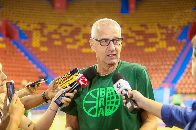 Técnico Petrovic da Seleção brasileira de basquete <div class='credito_fotos'>Foto: Alex Ribeiro / Ag. Pará   |   <a href='/midias/2024/originais/21311_79a08732-66a1-01a8-d6f5-cf1bae0369ee.jpg' download><i class='fa-solid fa-download'></i> Download</a></div>