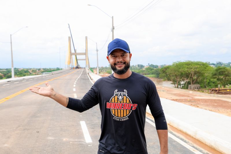 Jeferson Barredo, 32 anos, empresário. Tem duas empresas a cada lado da ponte. <div class='credito_fotos'>Foto: Marco Santos / Ag. Pará   |   <a href='/midias/2024/originais/22542_d0fda886-e27d-101b-0744-fc2a0128b15f.jpg' download><i class='fa-solid fa-download'></i> Download</a></div>