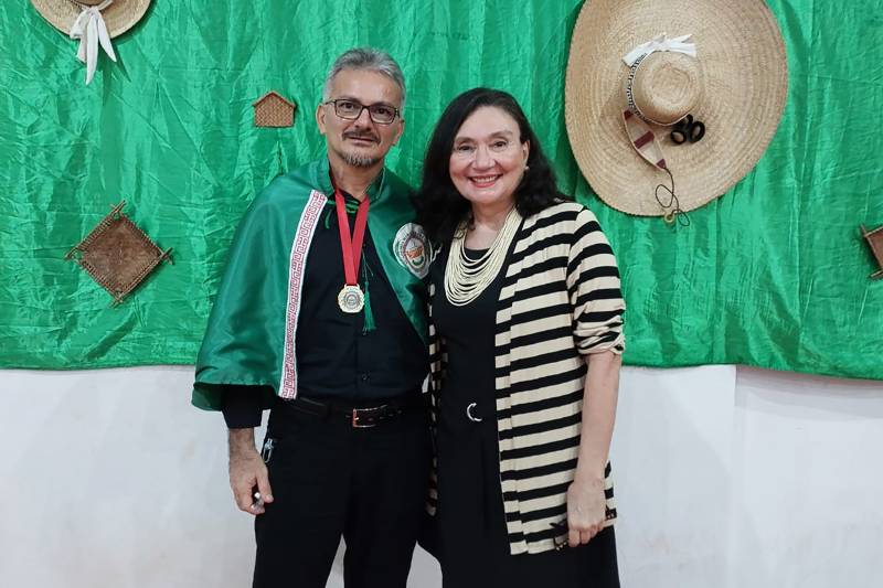 Sandra Batista com o poeta de Ponta de Pedras, Jonas Furtado