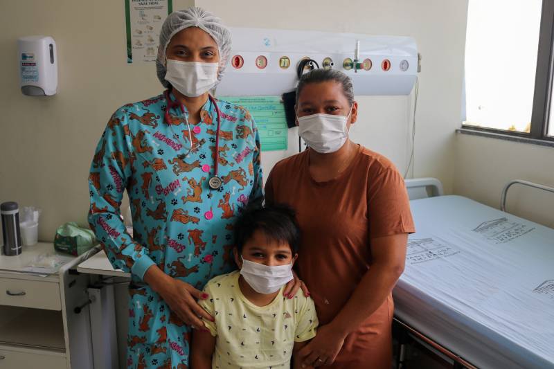 João, ao lado da mãe e da nefrologista pediátrica, Thais Serra