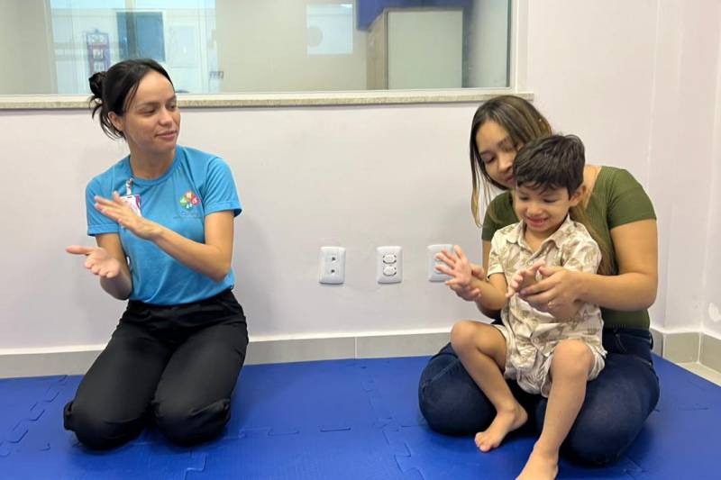Karla Rayla celebra os desenvolvimentos conquistados pelo filho por intermédio da Terapia Baby