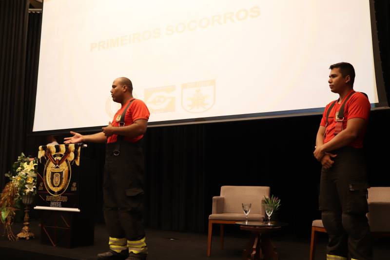 Equipe do Corpo de Bombeiros ministrando sobre primeiros socorros em acidentes domésticos