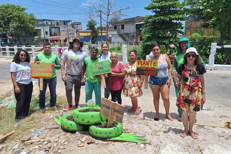 Moradores celebram a chegada do Canteiro com a Comunidade. 