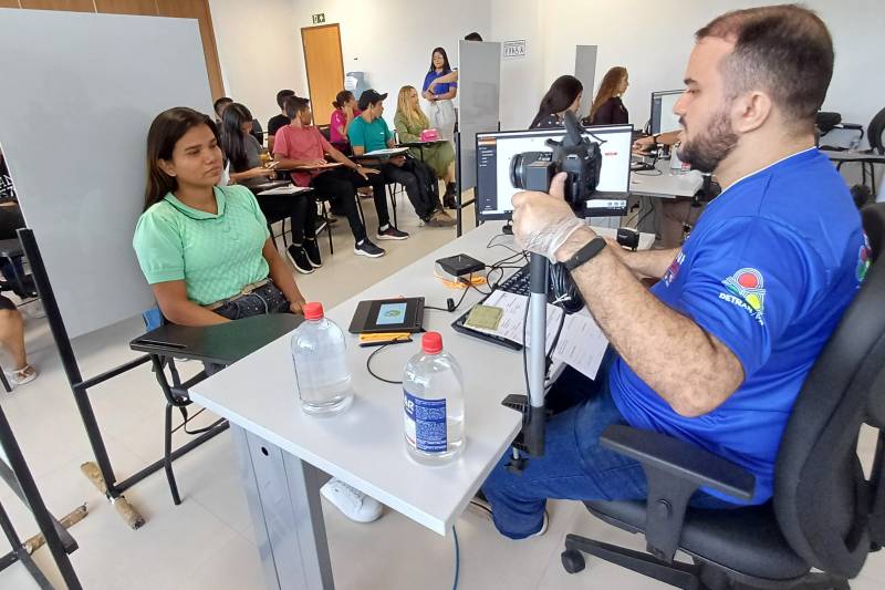 Candidatos passam pela biometria durante matrícula