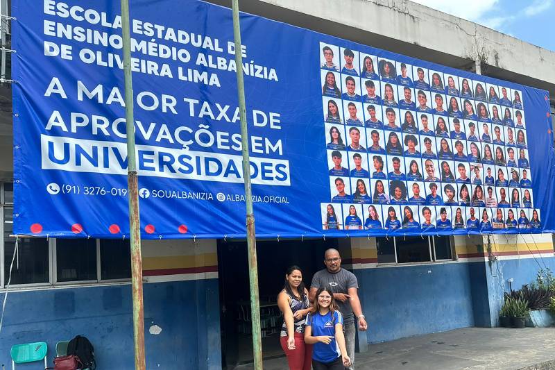 Mauely e sua família em frente a Escola