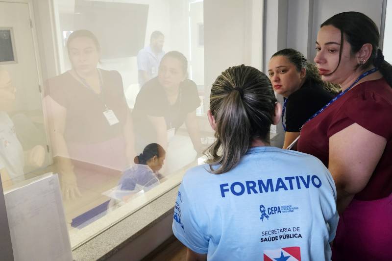 Na sala-espelho, alunos têm aula prática com terapia em andamento. 