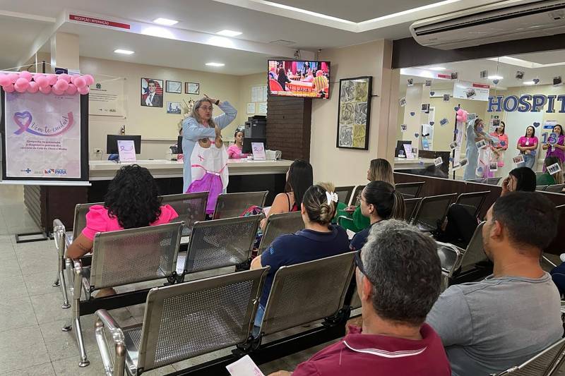 A assistente social, Marta Pamplona, faz palestra com demonstração do autoexame das mamas