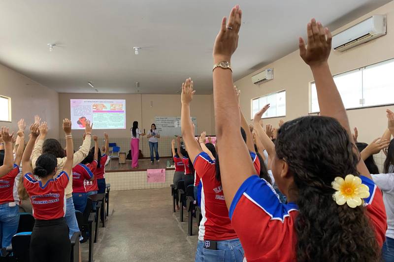 Durante a ação as participantes aprenderam como realizar o autoexame 