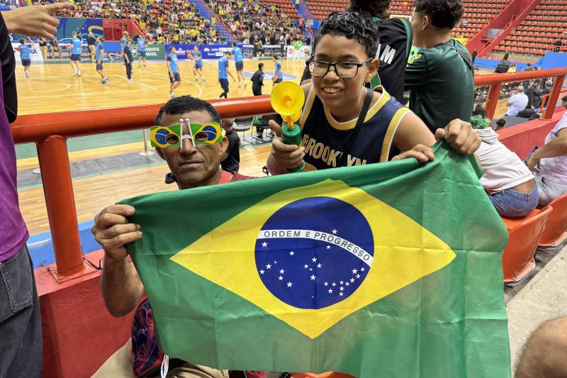 Cláudio Reis com o filho pela primeira vez no Mangueirinho 