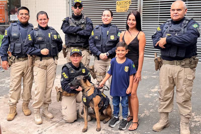 Pietro e Juliana posam com policiais rodoviários federais 