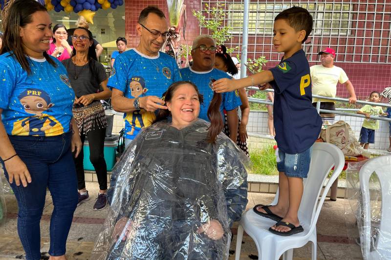 Crianças participaram de ação de corte de cabelo 