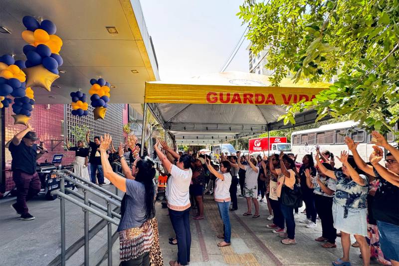 Nelsinho Rodrigues cantou sucessos em apresentação em frente à unidade 