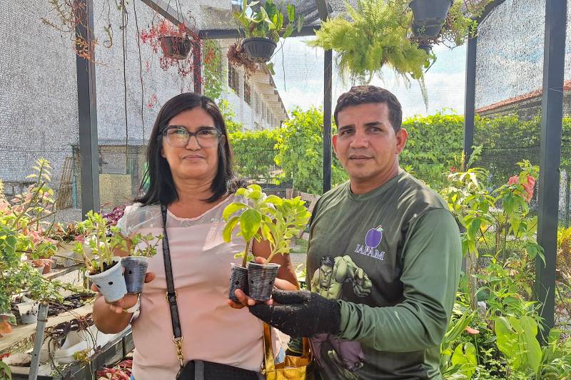 Usuária do CIIR, contemplada com mudas de plantas, elogia a iniciativa sustentável da instituição