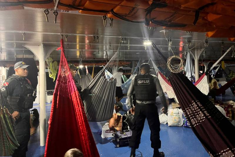 Policiais militares da Base Fluvial de Candiru durante a fiscalização em barco na Base Fluvial do Candiru, no Estreito de Óbidos