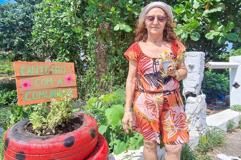 Nadir Teixeira, de 74 anos, também foi contemplada com mudas de plantas ornamentais durante a ação